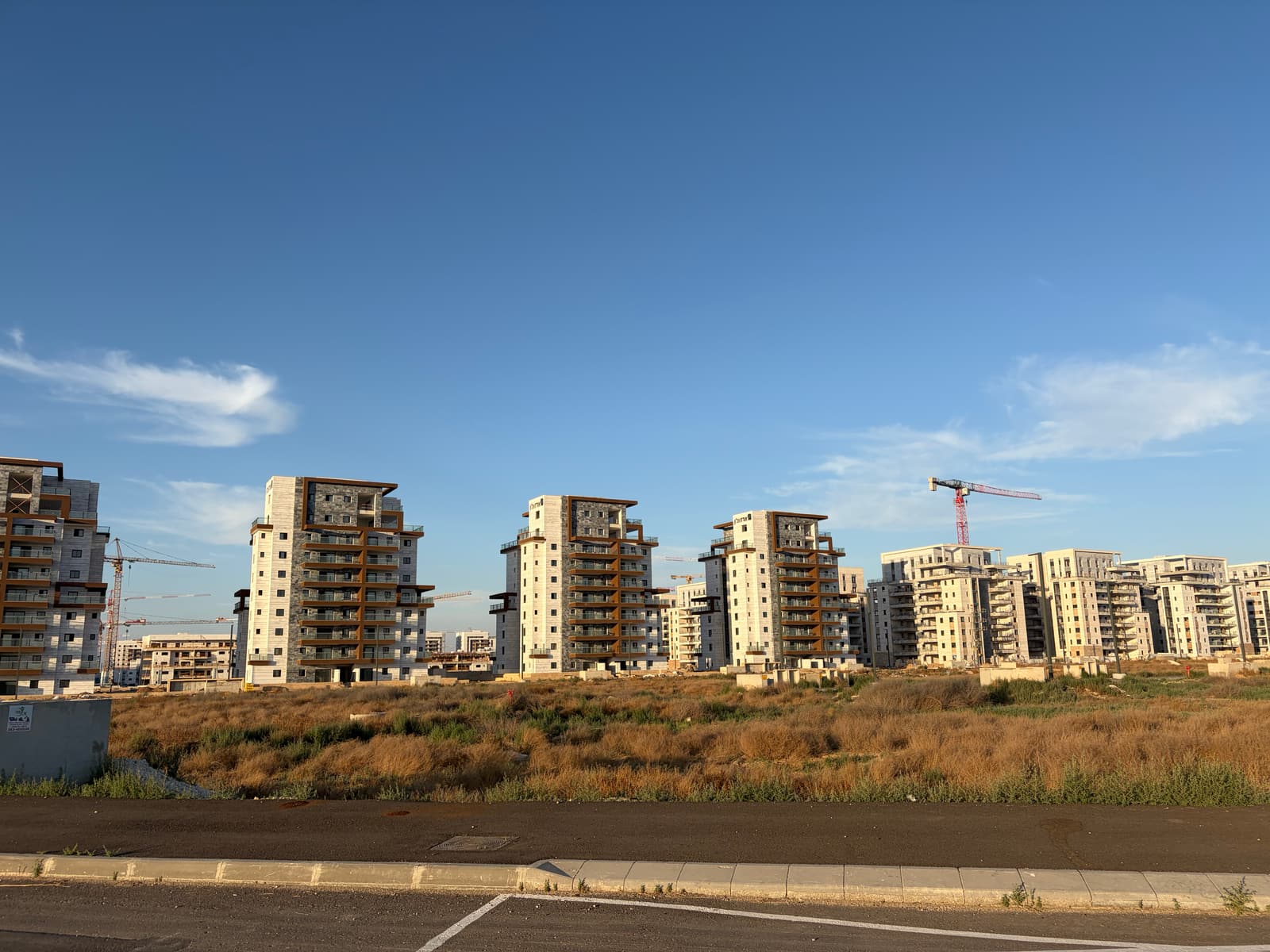 בנייני מגורים חדשים בשלבי בנייה ומנופים בשכונת אפיקי נחל באופקים