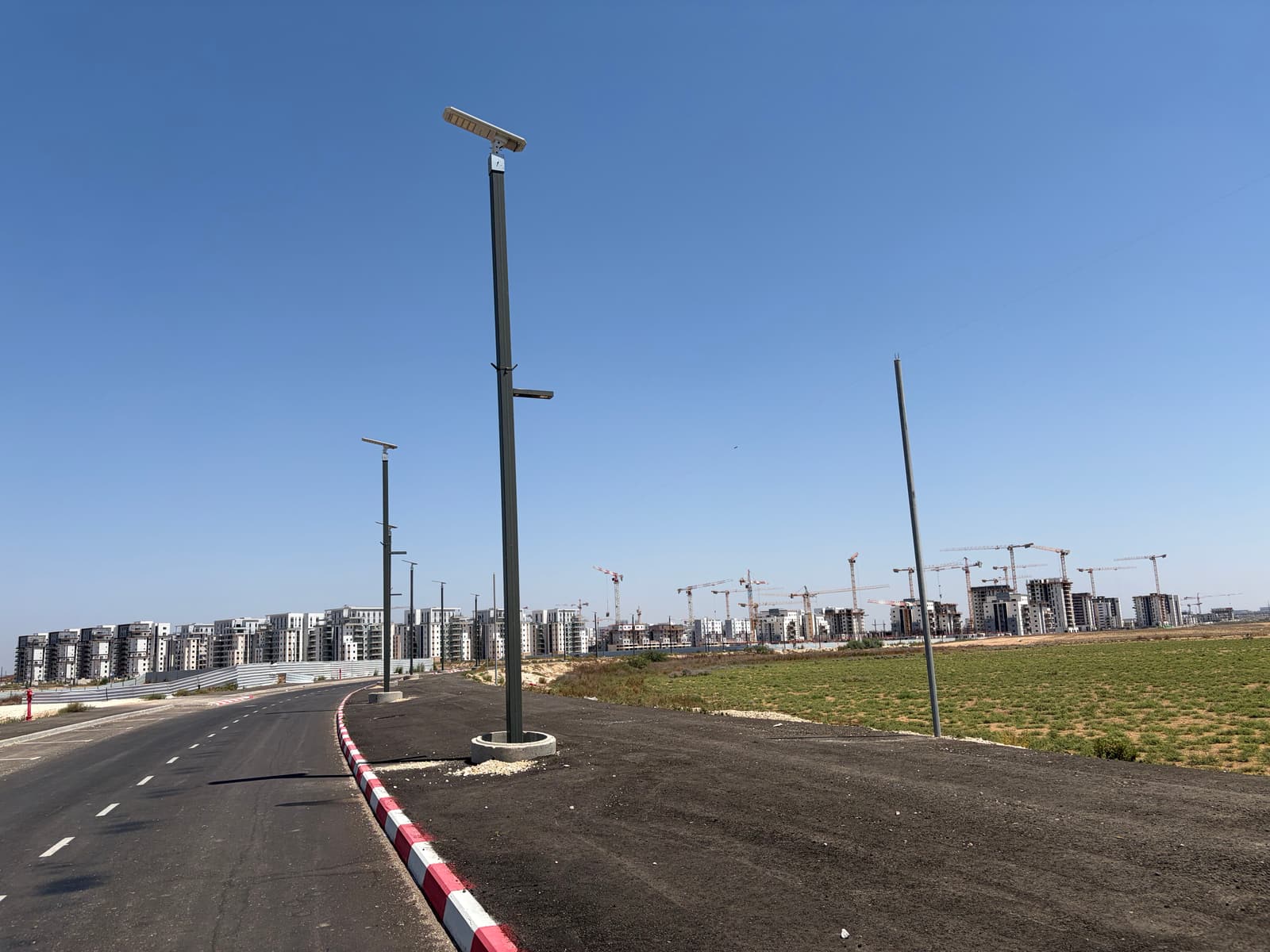 שורת מנופי בנייה ובניינים חדשים לאורך קו הרקיע של שכונת אפיקי נחל באופקים