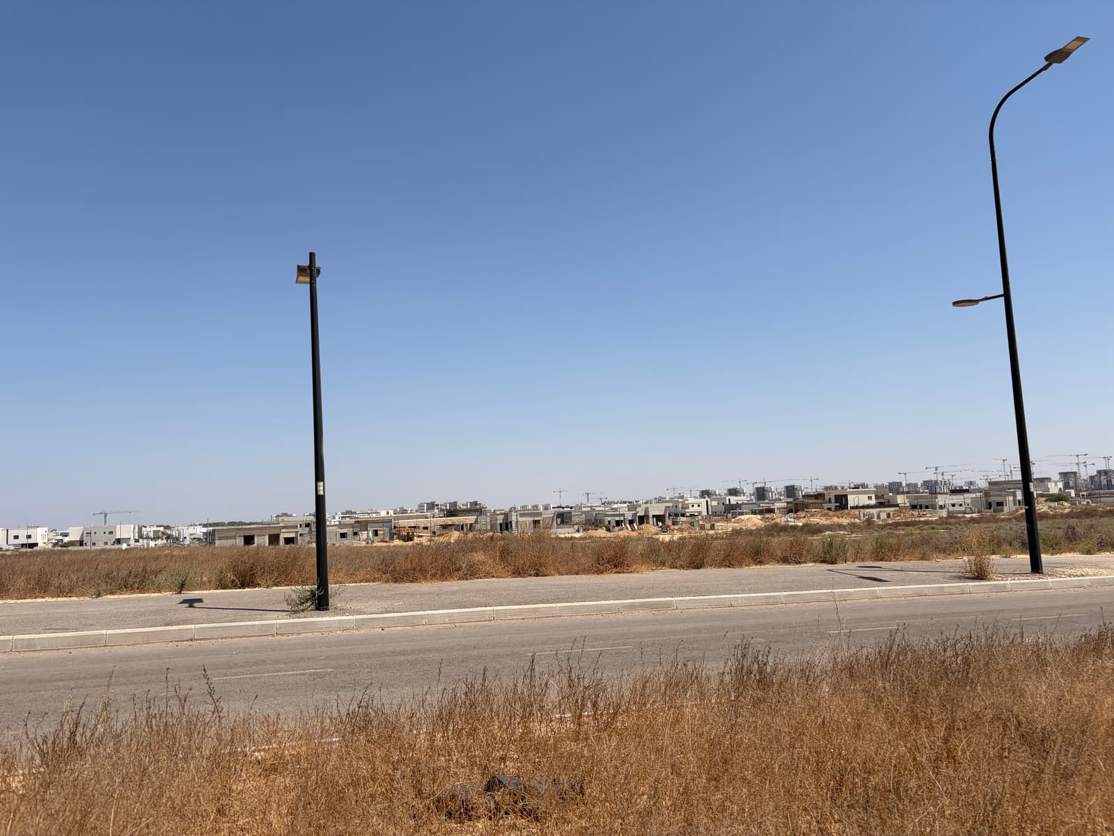 בתים צמודי קרקע בשלבי בנייה בשכונת אפיקי נחל באופקים