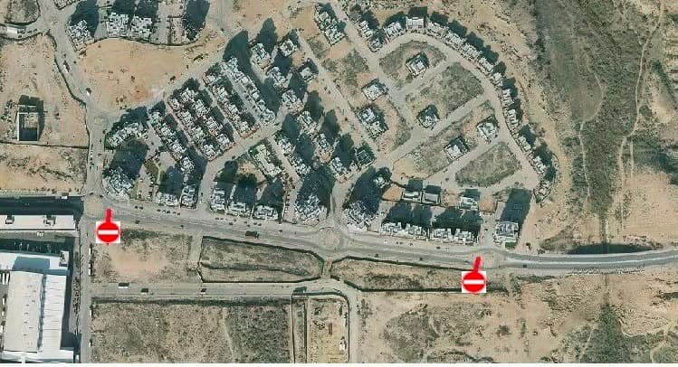 מפת אוויר של רחוב חופית באופקים עם שני תמרורי עצור המסמנים את קצות קטע הכביש שייחסם לעבודות האספלט