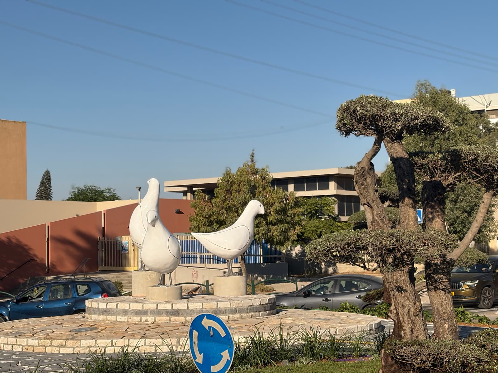 מבט מקרוב על שלוש היונים בכיכר היונים באופקים אחרי החידוש, כל יונה על כן נפרד
