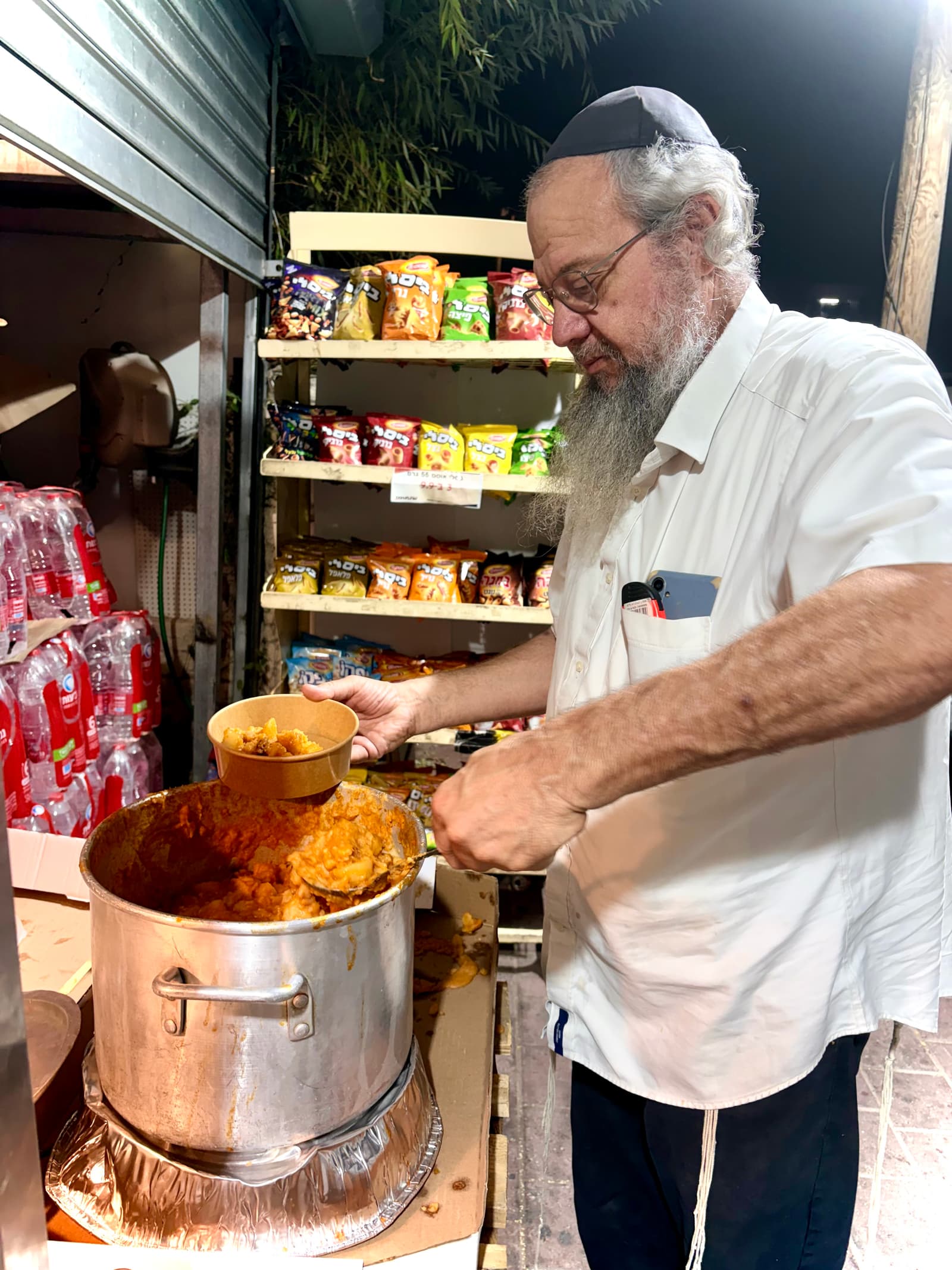 דוד שטטמן מגיש צ'ולנט במכולת שטטמן ברחוב ברקת באופקים