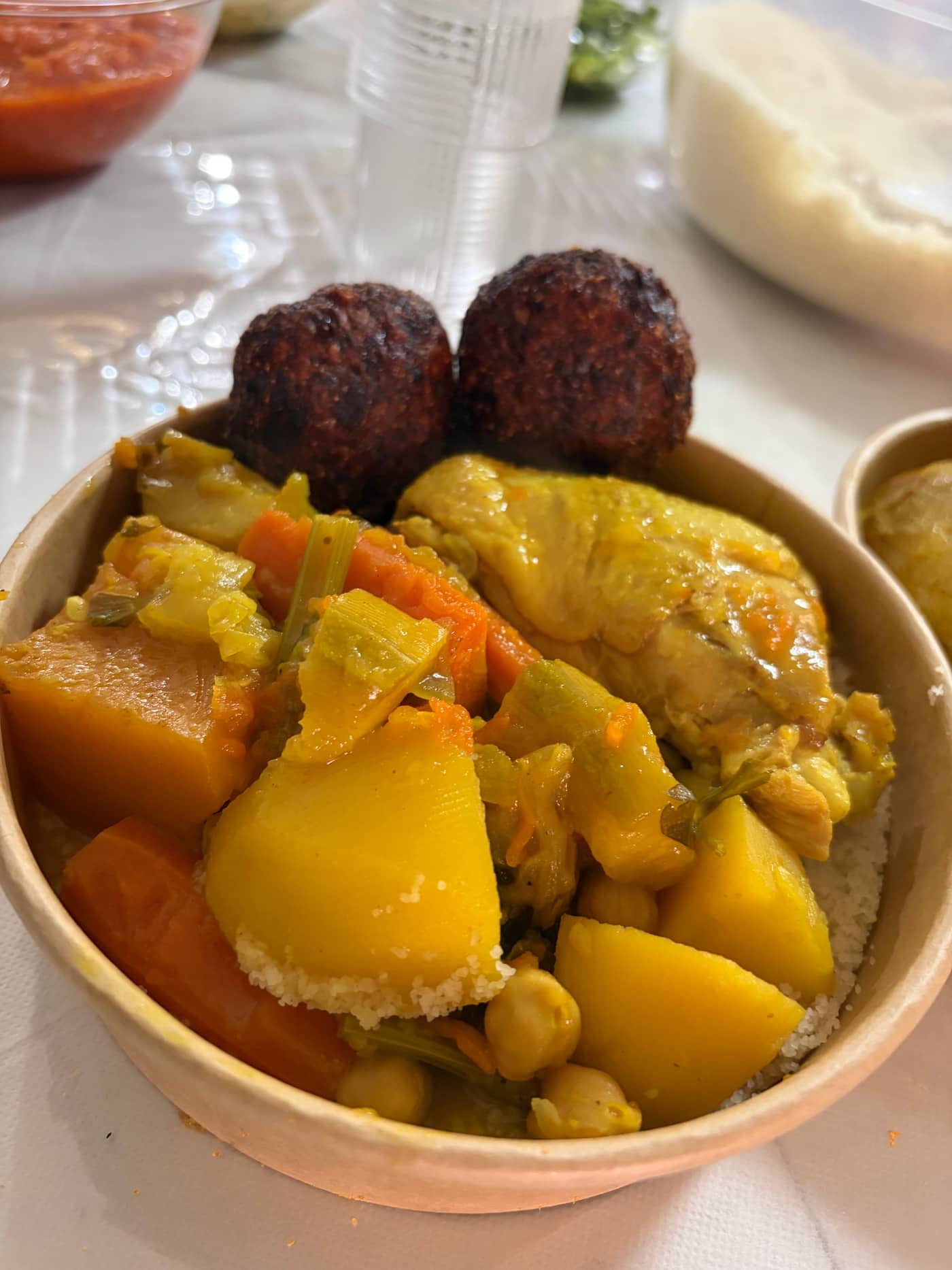 קערת קוסקוס עם עוף וקציצות מטוגנות של אביגייל