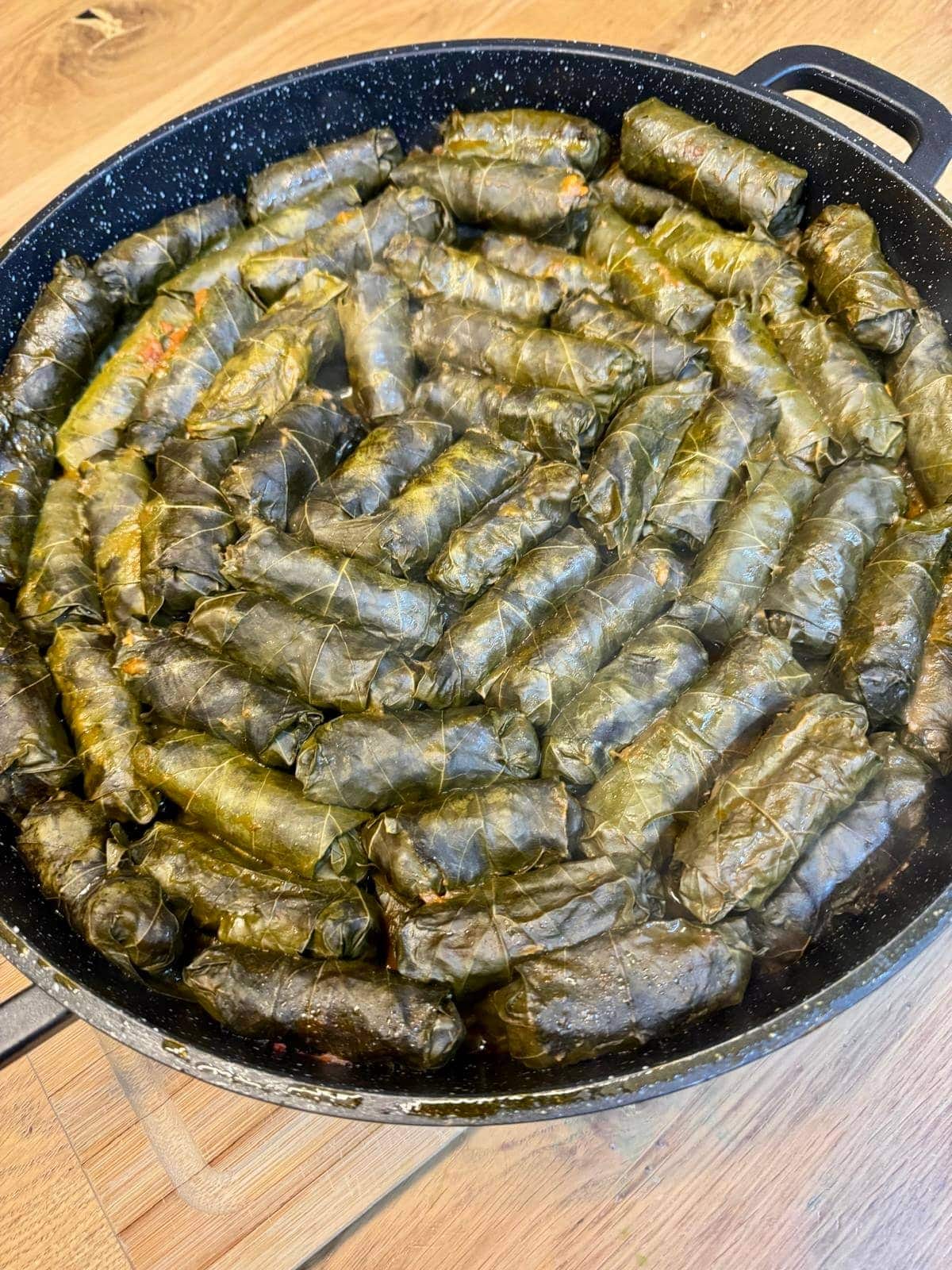 סיר ענק של עלי גפן ממולאים מסודרים במעגלים