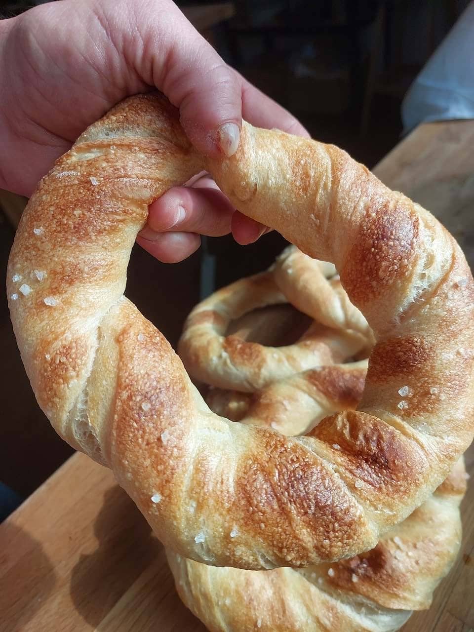 טבעות בצק שאור מלוחות ומפותלות, זהובות ופריכות