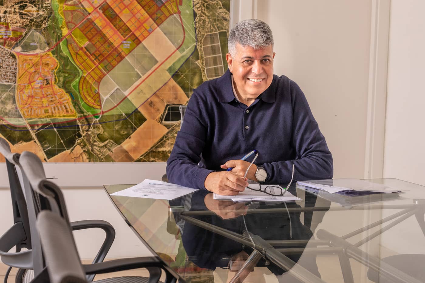 איציק דנינו, ראש עיריית אופקים, במשרדו מול תוכנית המתאר של העיר