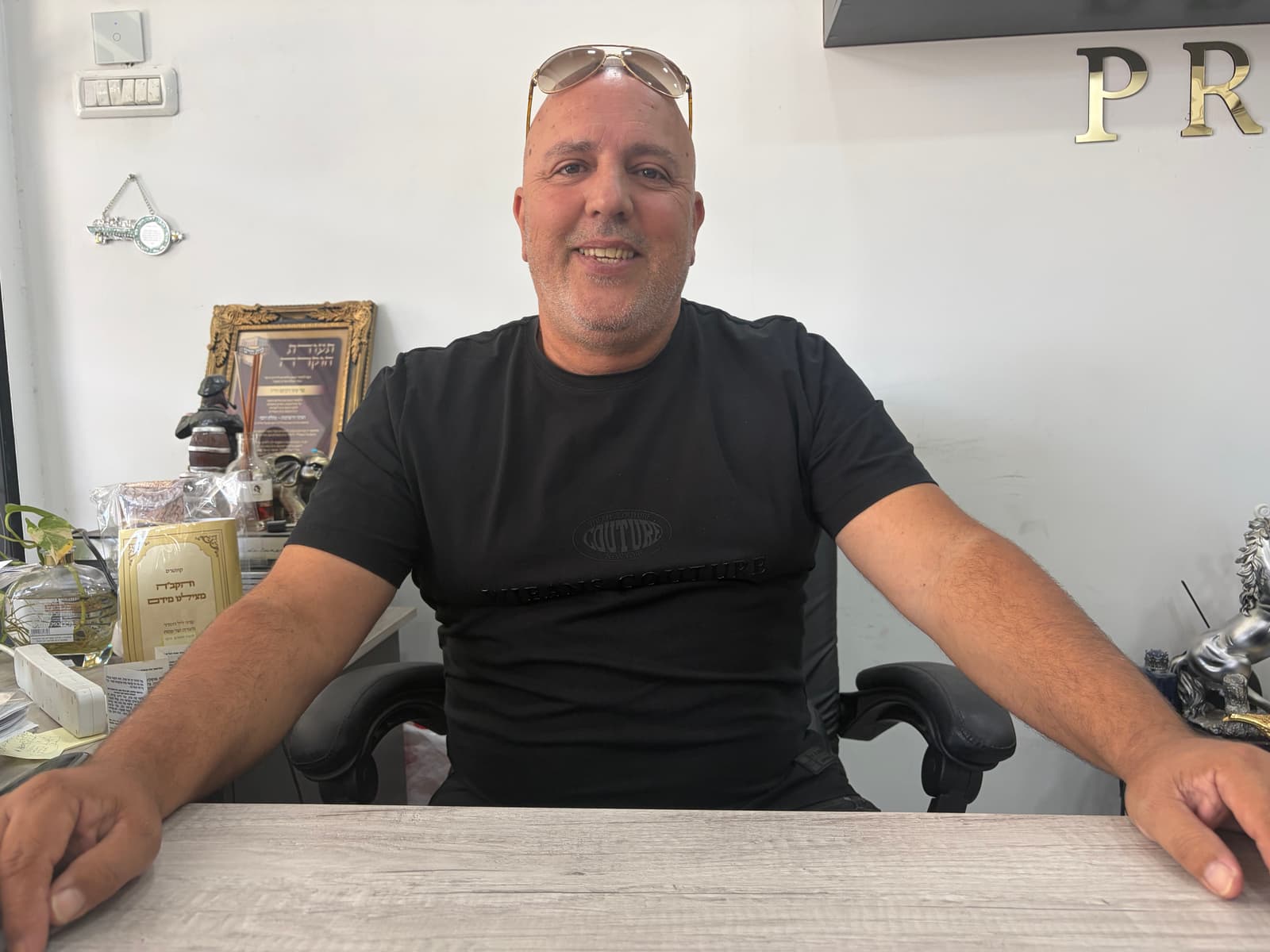 פיני רביבו במשרדו בפיני נכסים אופקים