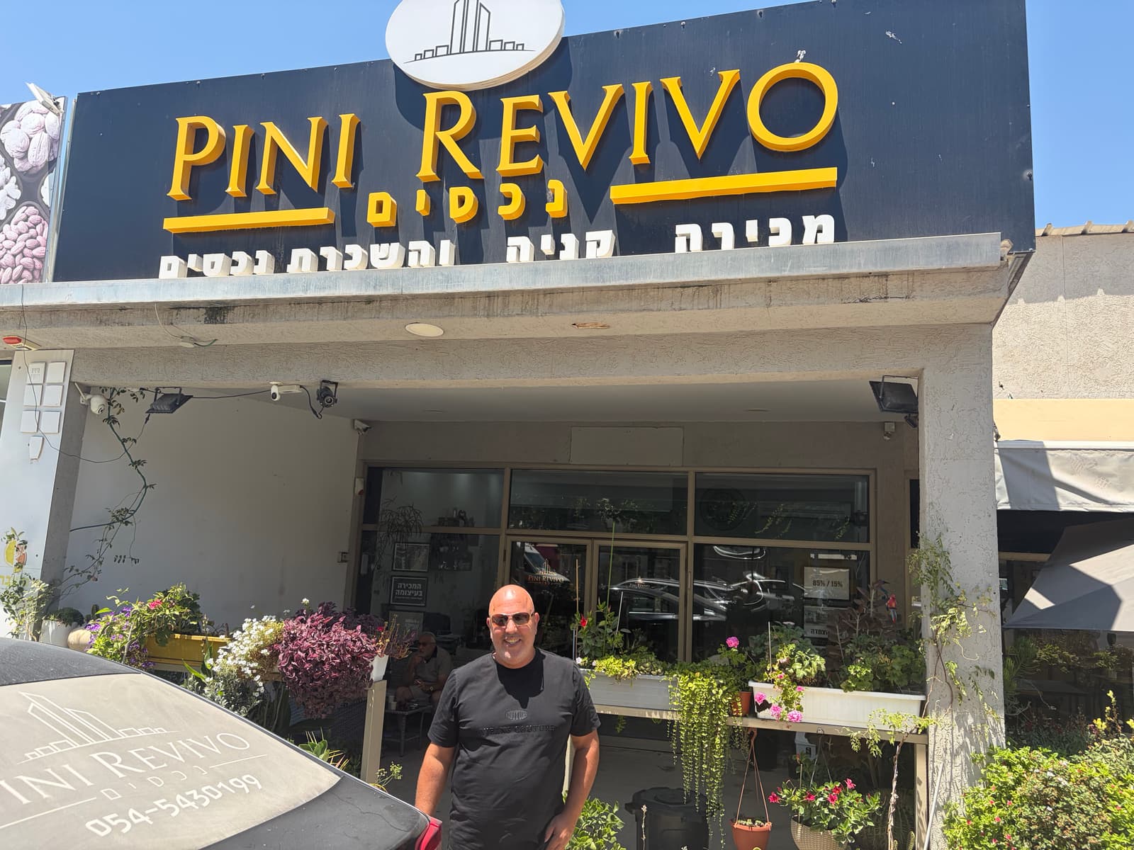 פיני רביבו בכניסה למשרד פיני נכסים באופקים