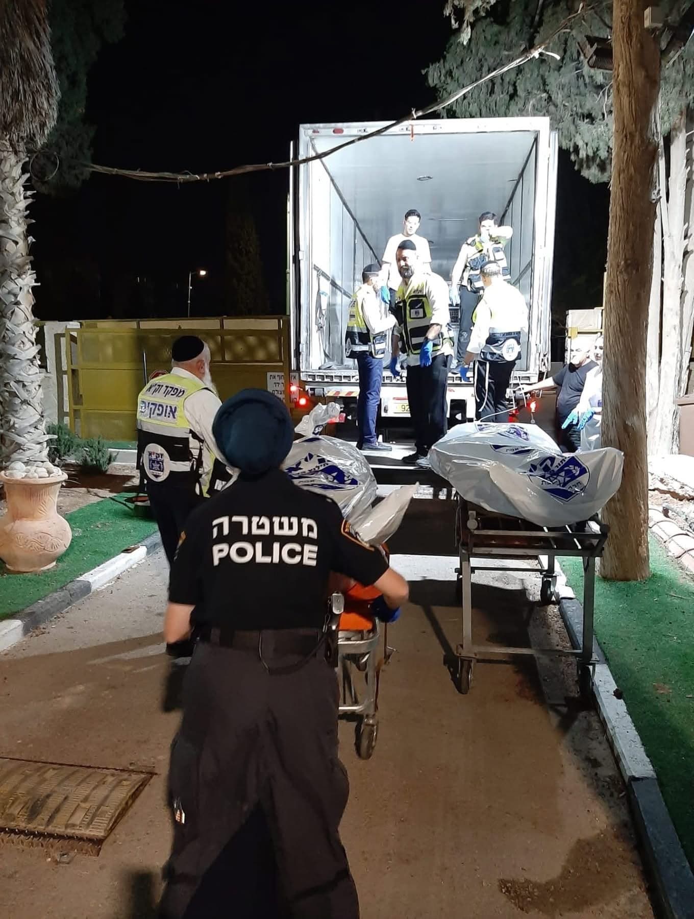 הרב בנימין מלכה במדי מפקד זק״א אופקים בבית העלמין בליל השבעה באוקטובר