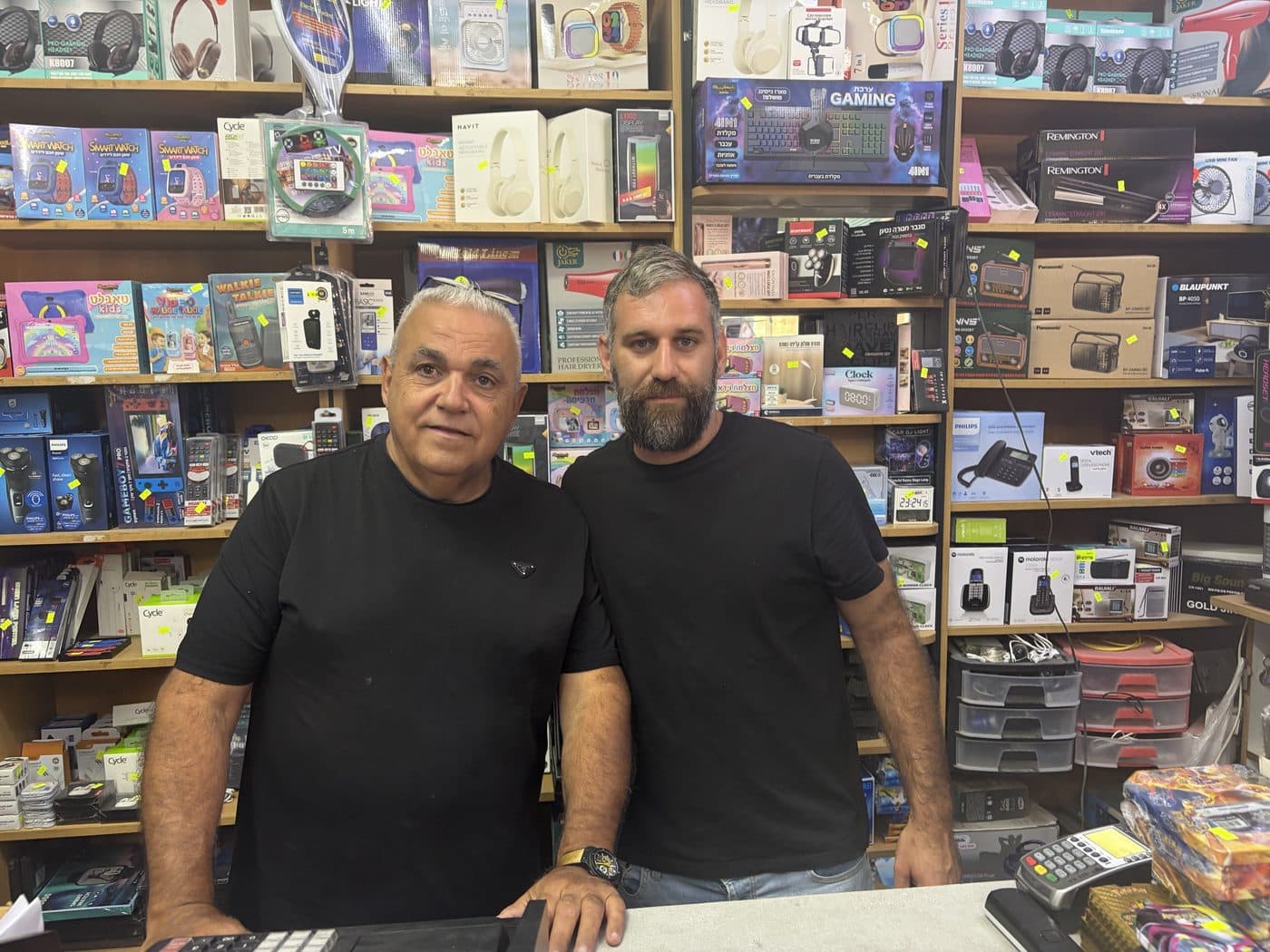 גדעון ואדיב סבג׳י מאחורי הדלפק בשיווק כל