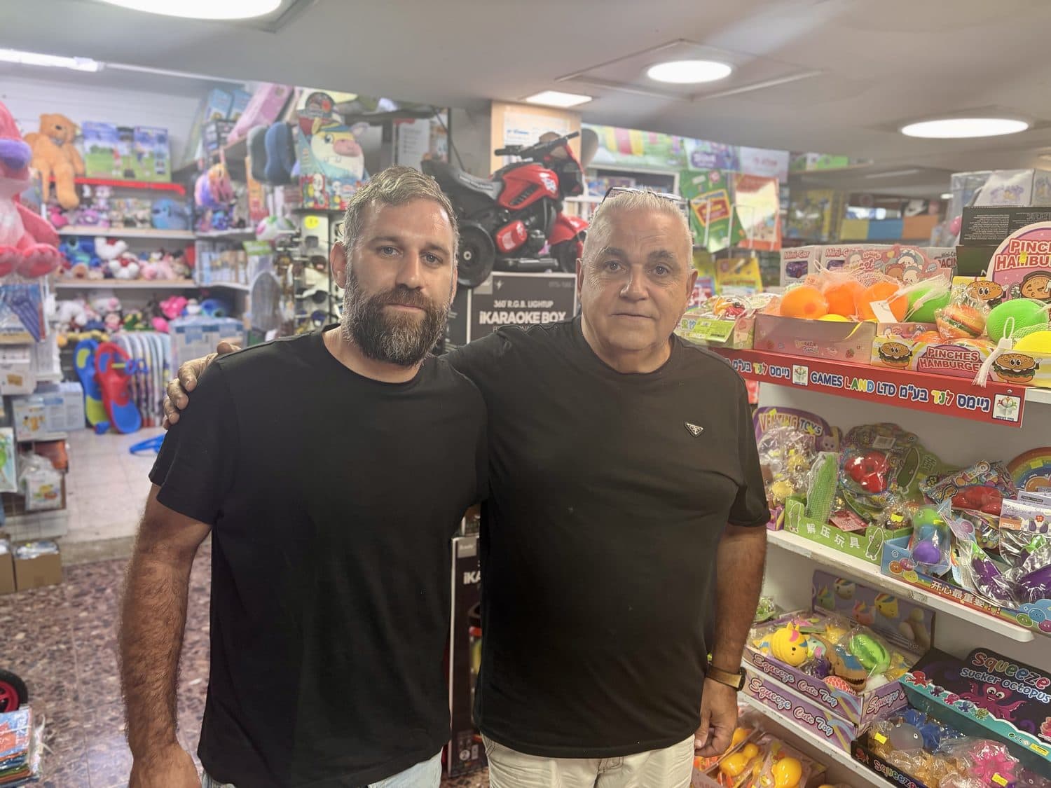 גדעון ואדיב סבג׳י בחנות שיווק כל באופקים