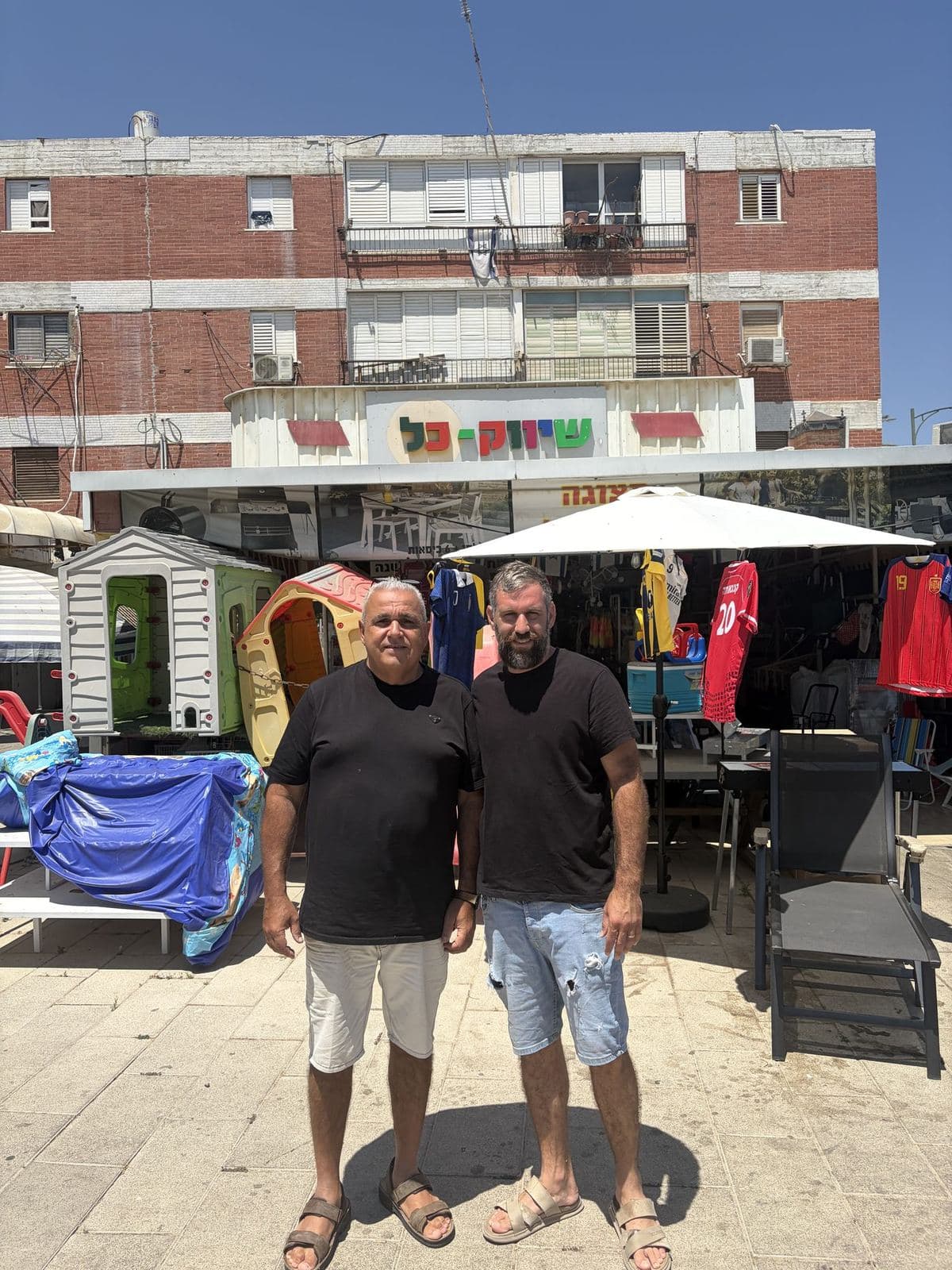 חזית חנות שיווק כל במרכז המסחרי באופקים