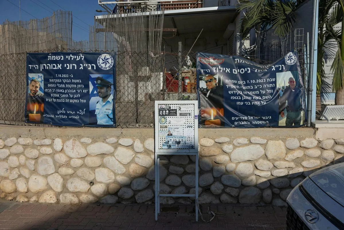 שני שלטי הנצחה לשוטרים שנפלו באופקים ב-7 באוקטובר, תלויים על גדר ברחוב בשכונת מישור הגפן