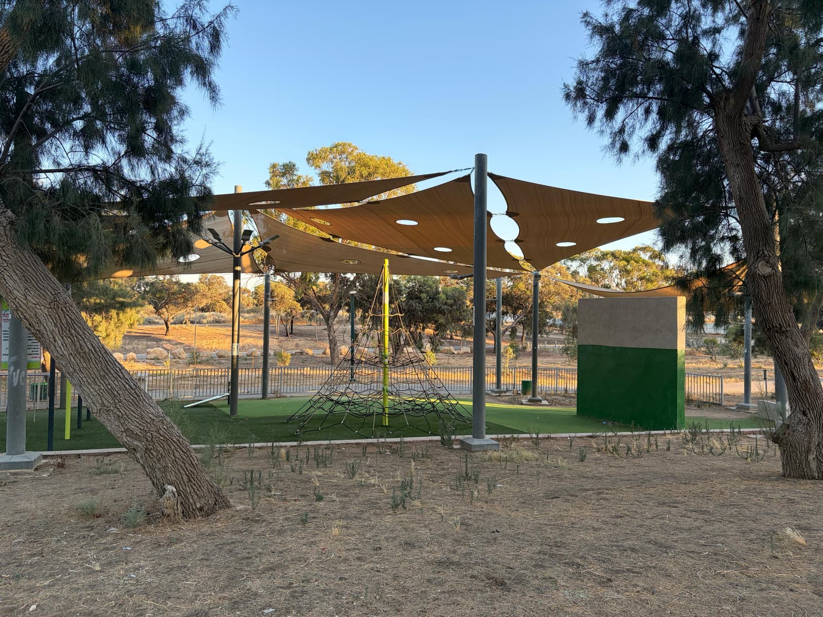 מתחם משחקים מוצל לילדים בפארק אופקים שביער אופקים